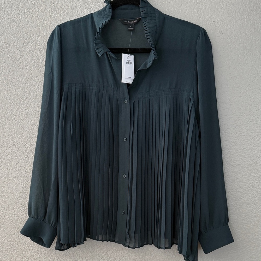 Banana Republic NWT Dark Green Pleated Blouse